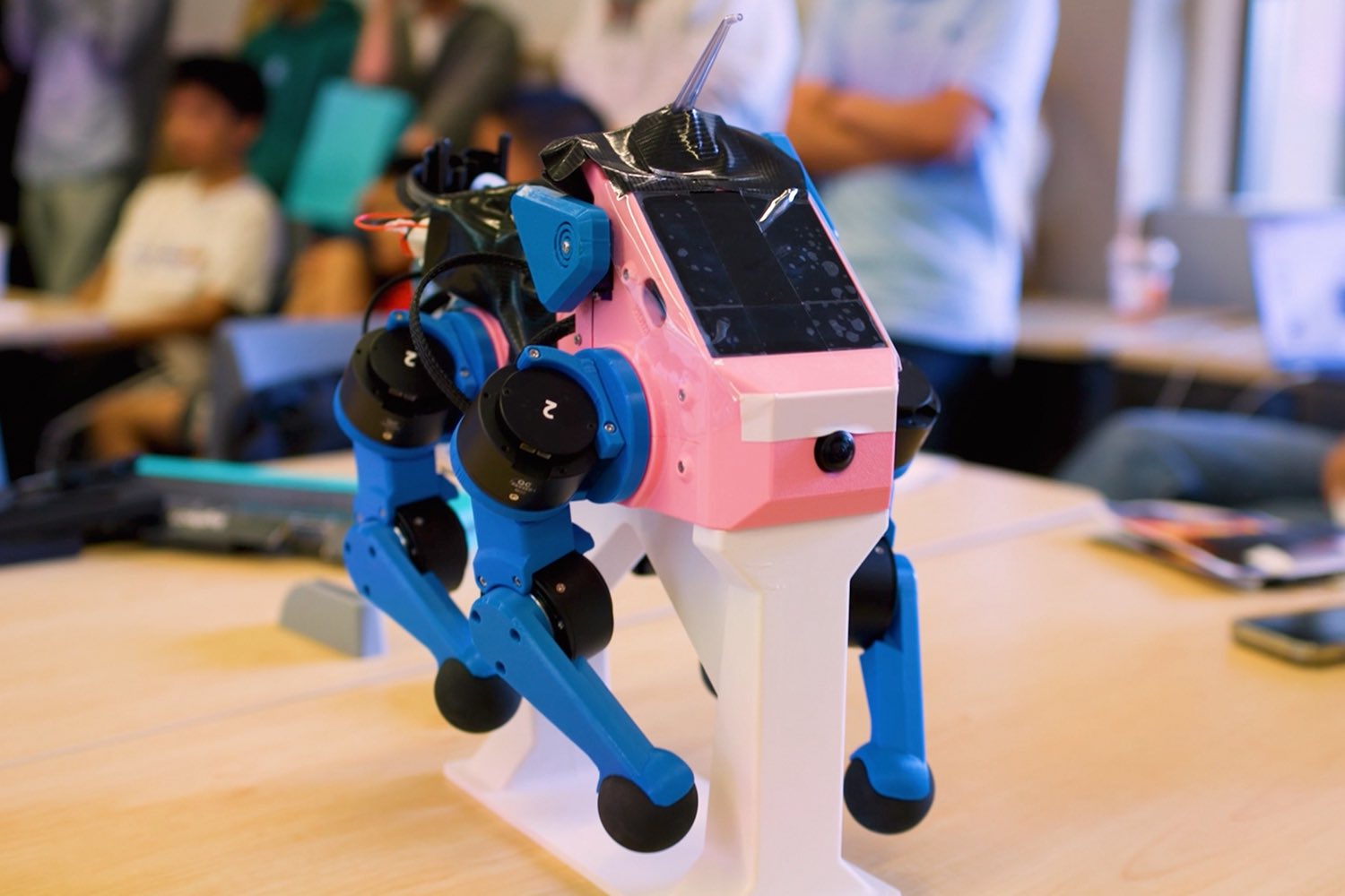 スタンフォード大学生がAI搭載ロボット犬をゼロから製作、10週間で歩行 