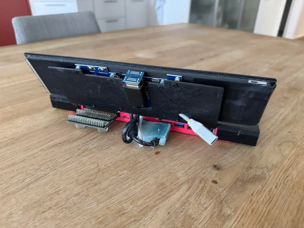 raspberry-pi-400-deck-with-touchscreen-and-passthrough-v0-t19fpcssbtdf1 - FabScene(ファブシーン)| テクノロジーの「現場」を記録するメディア FabScene(ファブシーン)| テクノロジーの「現場」を記録するメディア