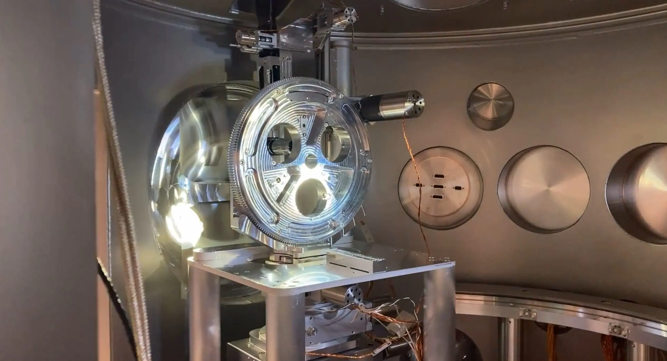 室温なのに氷ができる? 新しい「21番目の氷」を発見、欧州の巨大X線