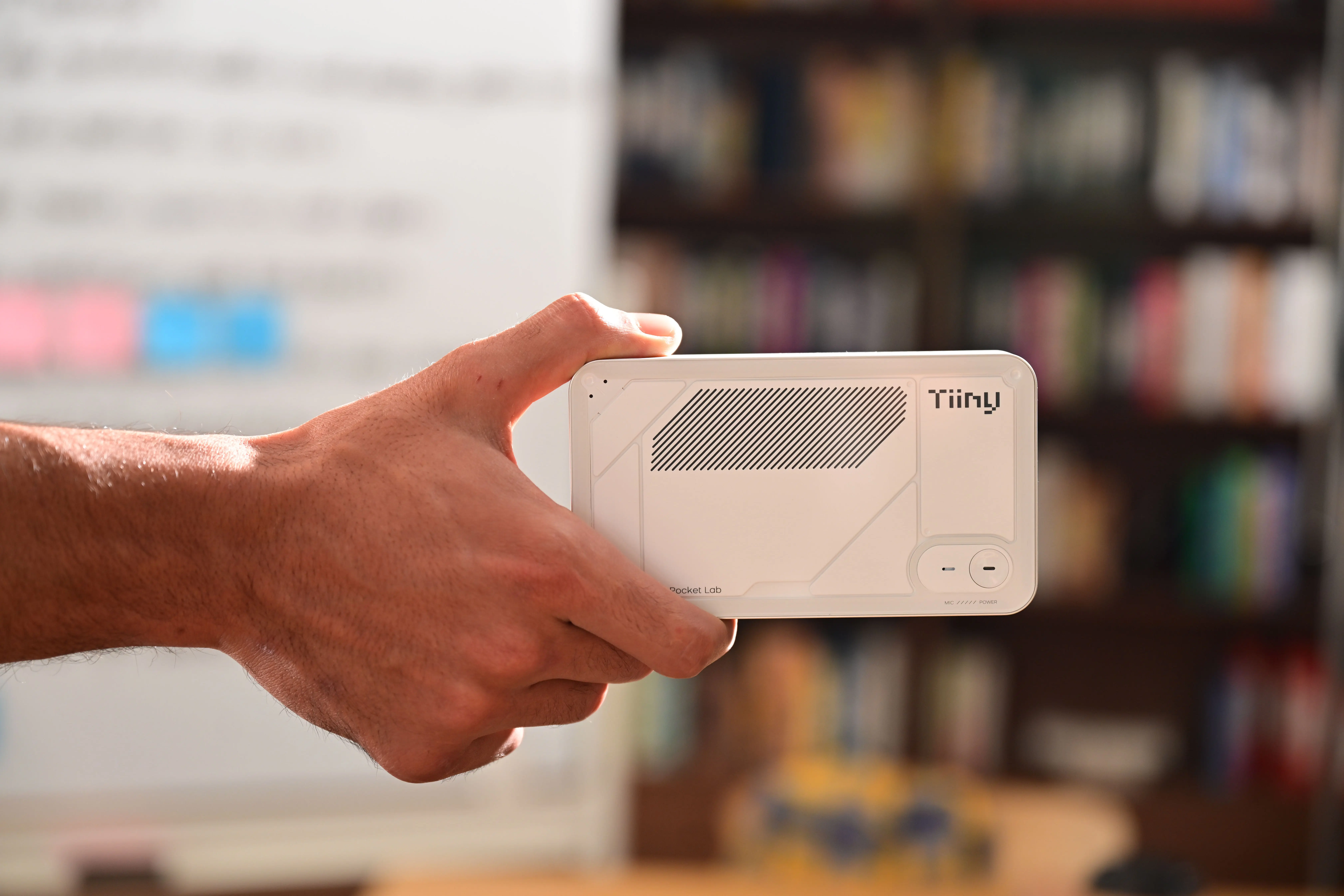 世界最小」でギネス認定、モバイルバッテリーサイズでChatGPT級AIが