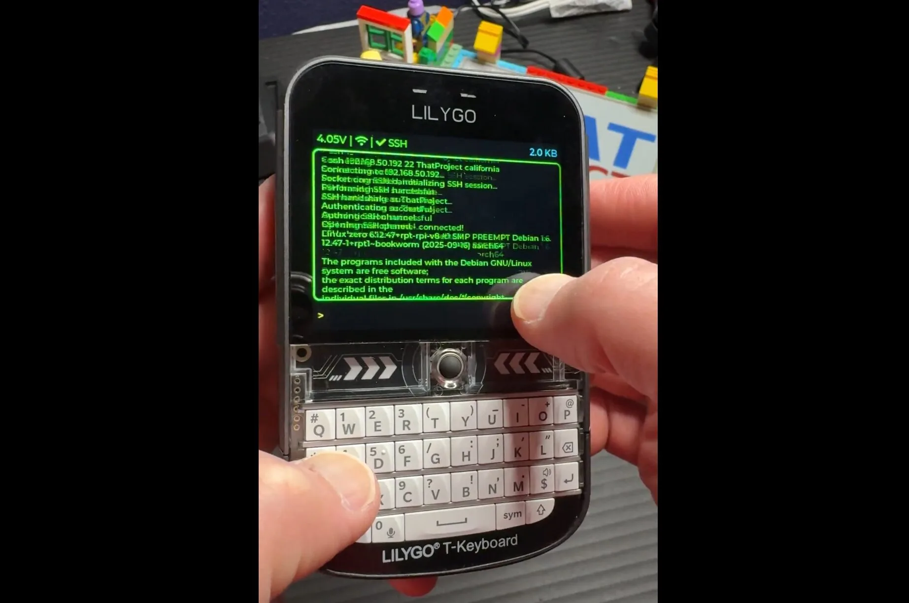 手のひらサイズでサーバー遠隔操作、ESP32-S3で物理キーボード搭載端末 