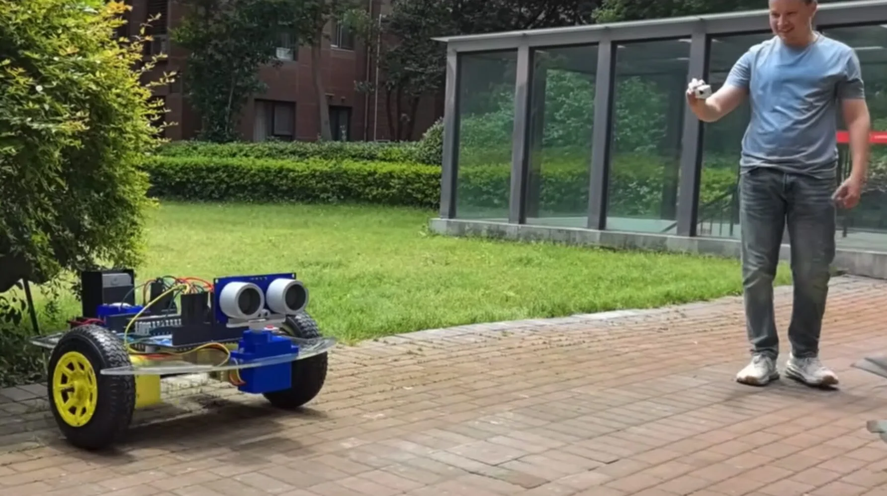 子ども用ロボットを7倍に拡大したら走った、自走する1m角の巨大マシン 