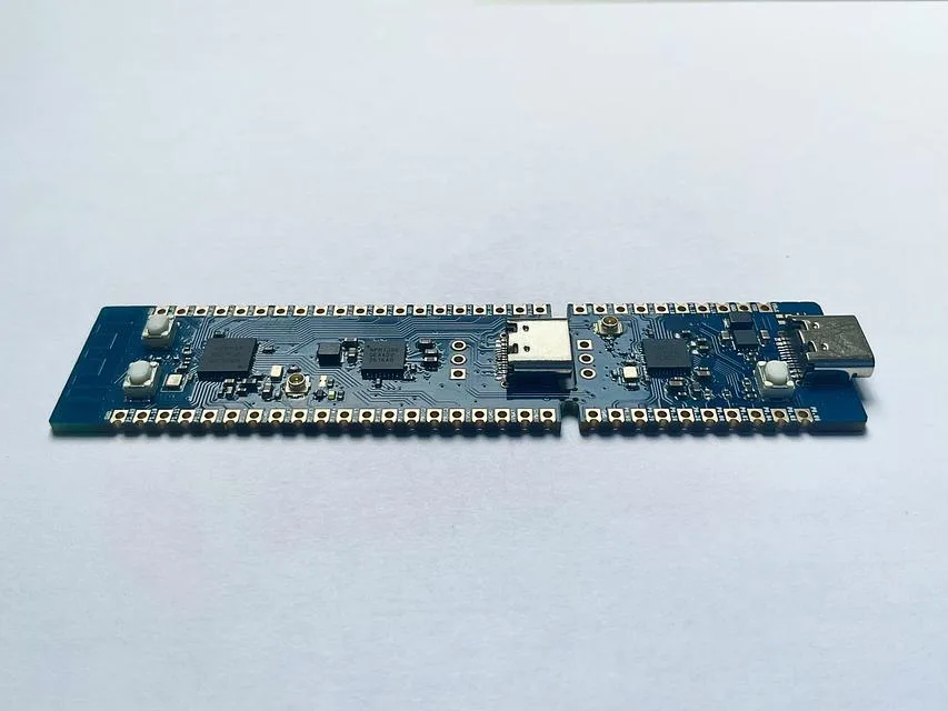 基板を割ると2枚になる27ドルのnRF54L15開発ボード、書き込み機も内蔵