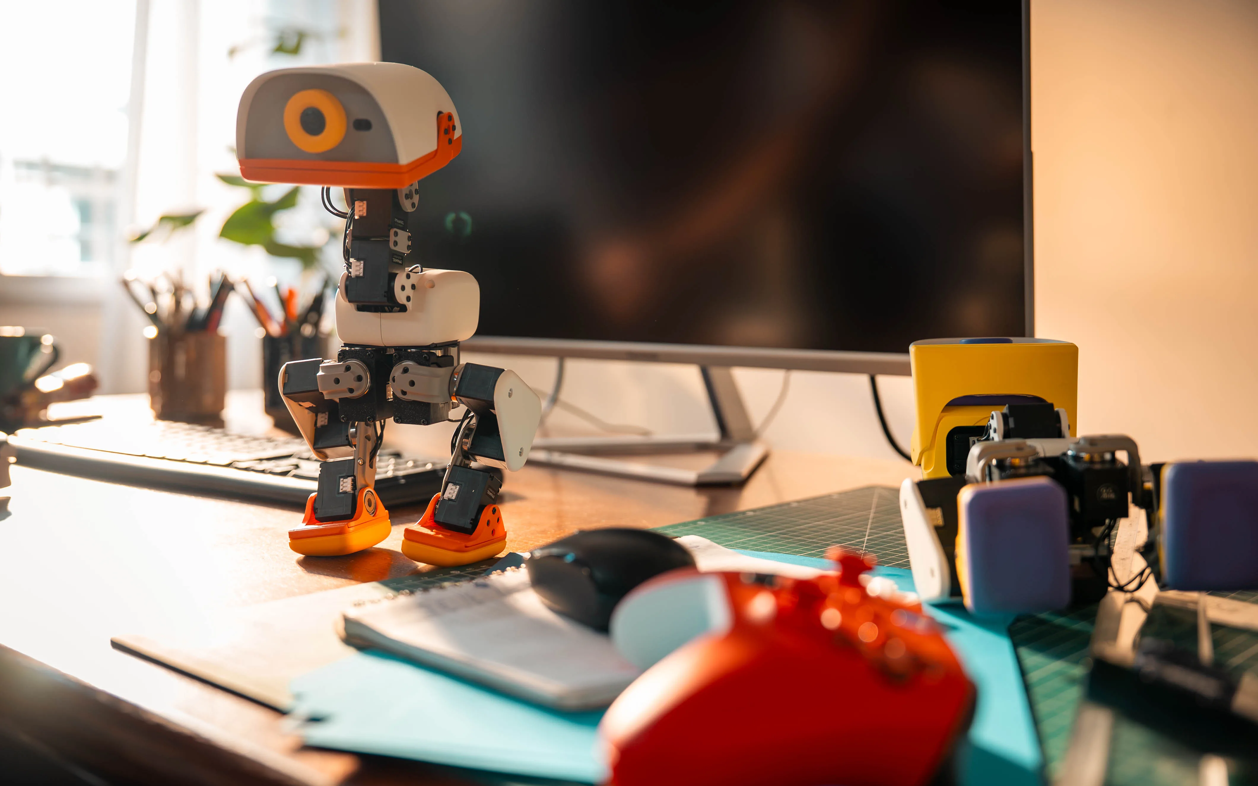 25cmの二足ロボット「Microduck」が予約開始、動きは全部学習し直せる
