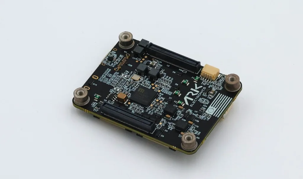 厚さ6mmの電子ペーパーフォトフレーム「PICPAK」、1回の充電で1年以上